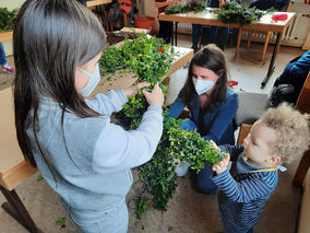 Binden der Palmkreuze (Foto:Elisabetha Rößler)